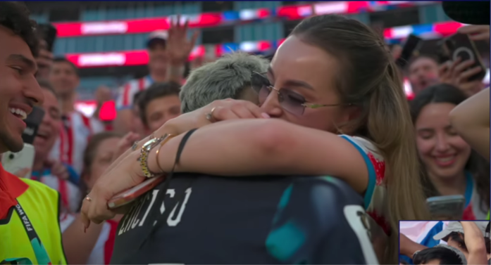 balotaromantico's tweet photo. enciso beijando e abraçando a esposa

não tem jeito...essa é a copa do romance https://t.co/AfPYQAymTJ