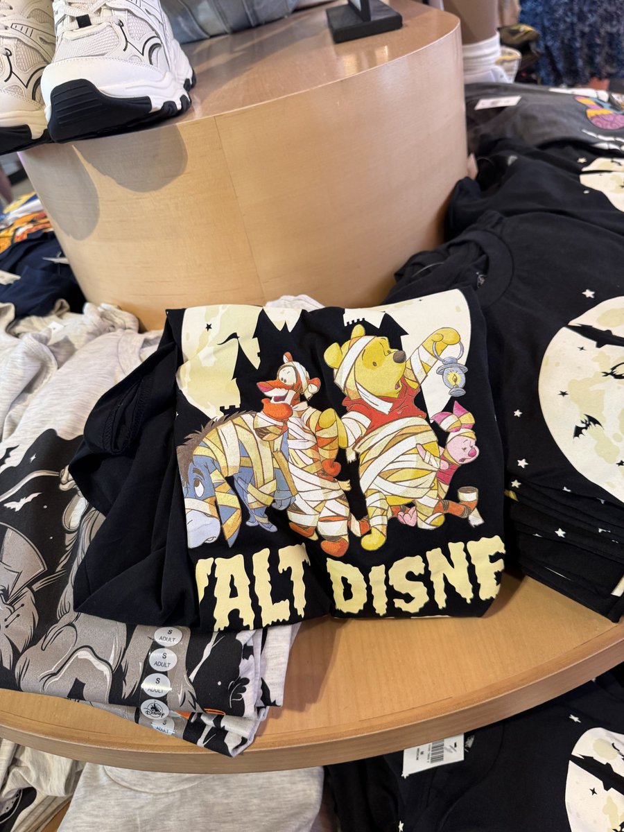 easter19652's tweet photo. ハロウィンのTシャツ本日から発売みたいです。こちらも定価で購入可能です〜その他注意事項は固定を確認してください🙇‍♂️ https://t.co/BhPcFi13Nj
