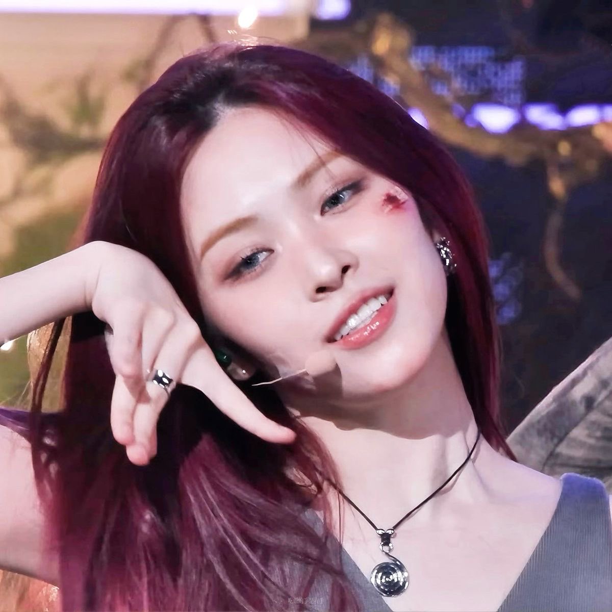 itzyshots's tweet photo. i need this red hair to make a comeback https://t.co/ZO1DDY2vGI