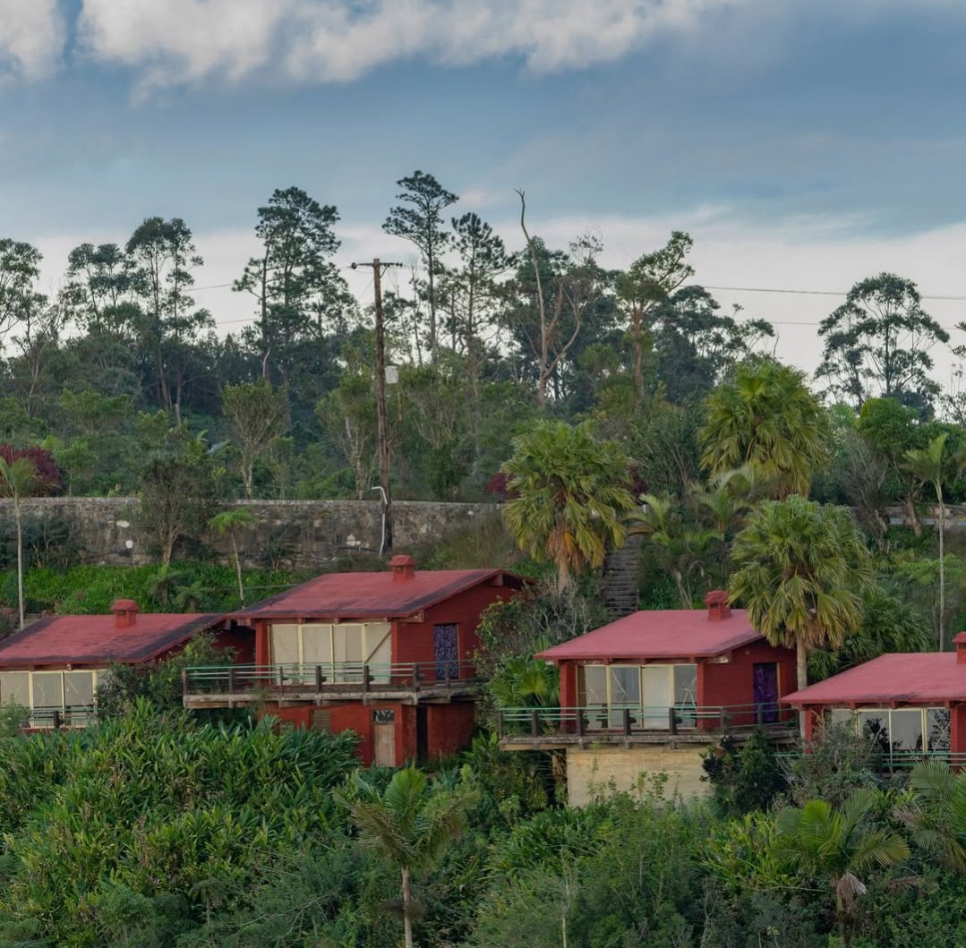 IslazulCuba's tweet photo. Ya son 65 años de historia, naturaleza y magia a 1234 metros de altura en el corazón de la Sierra Maestra, un rincón único de Cuba: el Hotel La Gran Piedra. 
#islazulsantiago #SantiagodeCuba #CubaUnica #mintur #islazulhoteles https://t.co/SdNcrdBIQI