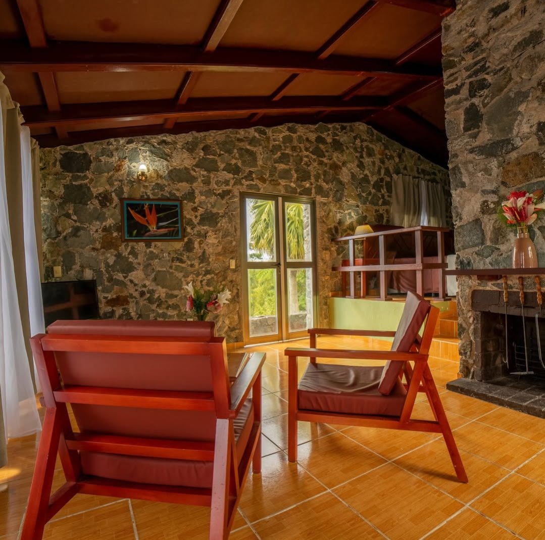 IslazulCuba's tweet photo. Ya son 65 años de historia, naturaleza y magia a 1234 metros de altura en el corazón de la Sierra Maestra, un rincón único de Cuba: el Hotel La Gran Piedra. 
#islazulsantiago #SantiagodeCuba #CubaUnica #mintur #islazulhoteles https://t.co/SdNcrdBIQI