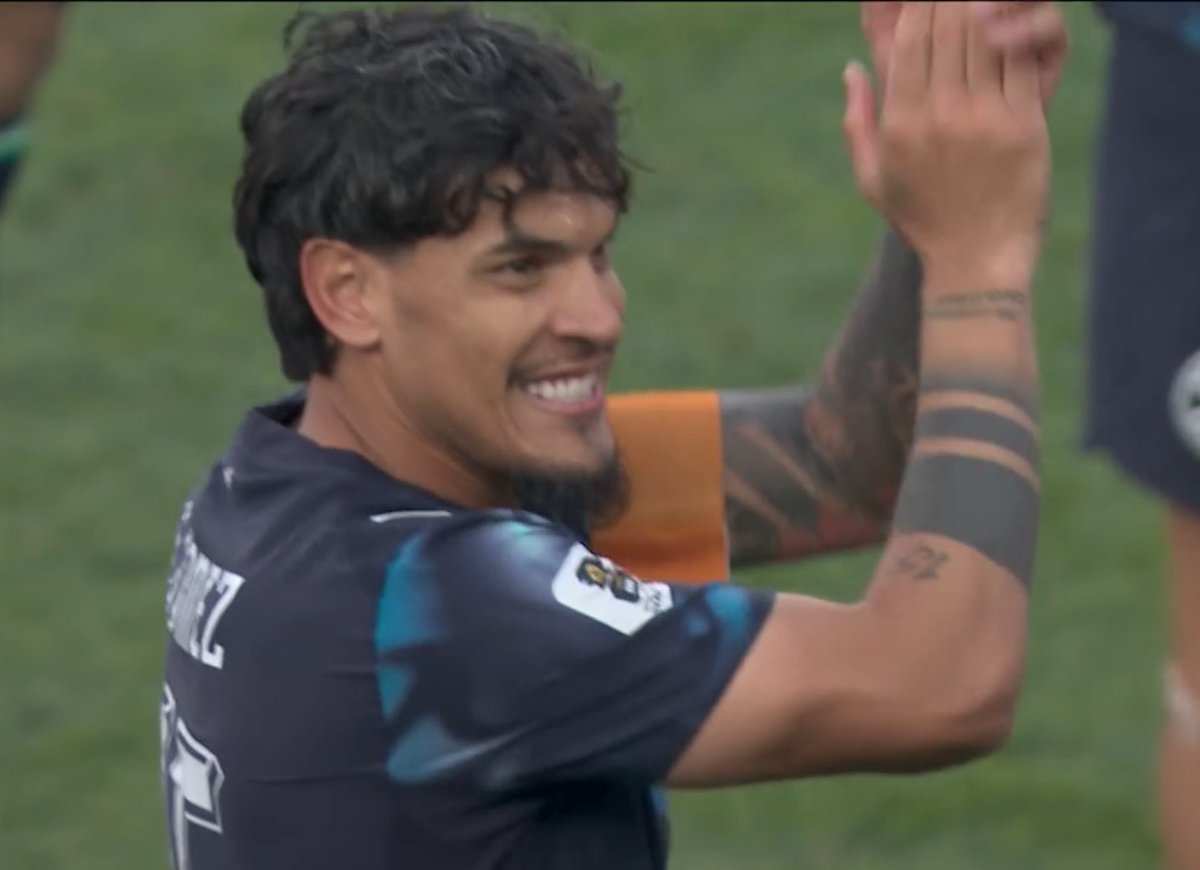 Oledobrasil's tweet photo. O Paraguai começou a Copa do Mundo levando 4 dos Estados Unidos e foi merecidamente criticado.

Fechou a fase de grupos vencendo a Turquia e empatando com a Austrália, e assim garantiu a classificação para a fase seguinte.

O adversário? A Alemanha.

O resultado? Paraguai classificado nos pênaltis num jogo absolutamente espetacular.

Não sou paraguaio, mas sou sul-americano, e fiquei orgulhoso de ver a garra e a entrega desses jogadores. 

Estou realmente muito feliz pela seleção paraguaia! 

É isso, senhoras e senhores… que história acabamos de ver! 

Viva a Copa do Mundo! Viva o futebol!