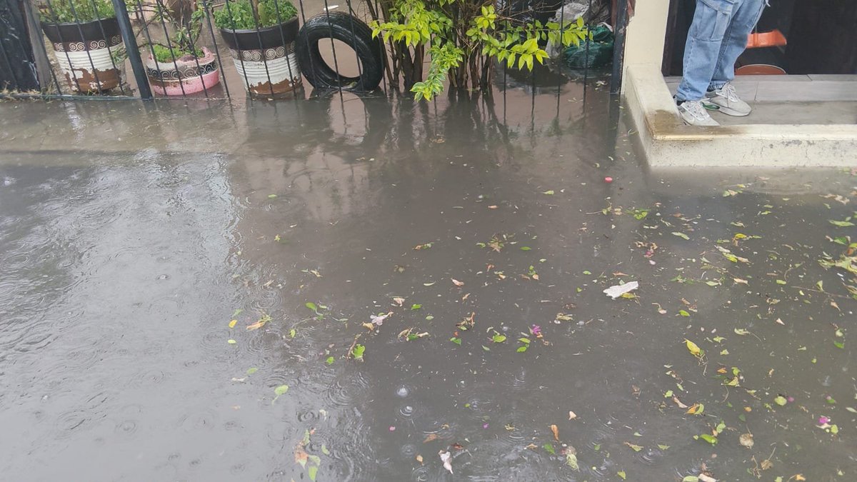 EdomexRed's tweet photo. Vecinos de la colonia Reyes #Iztacala en #Tlalnepantla nos comparten imágenes donde nuevamente se encuentran #inundadas sus calles y unidades #habitacionales. https://t.co/fukKhjumuE