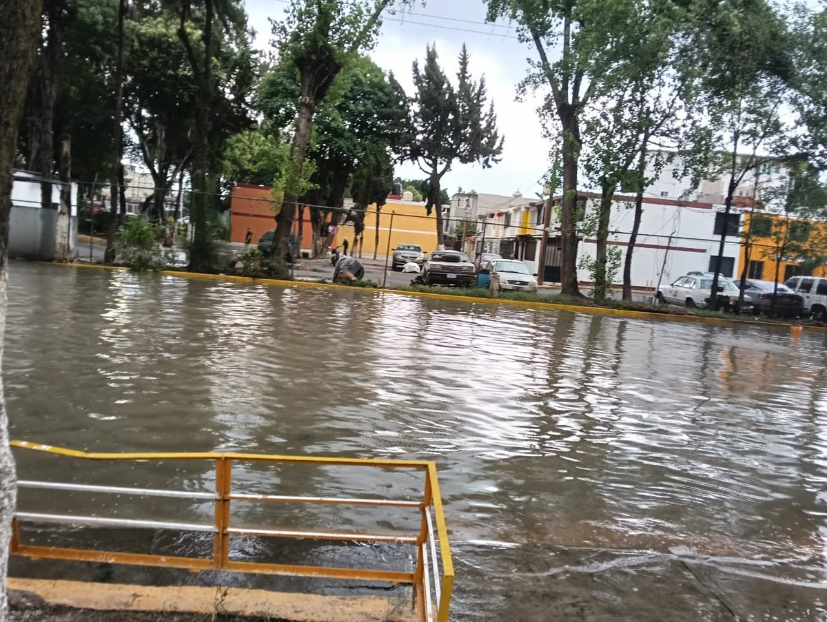 EdomexRed's tweet photo. Vecinos de la colonia Reyes #Iztacala en #Tlalnepantla nos comparten imágenes donde nuevamente se encuentran #inundadas sus calles y unidades #habitacionales. https://t.co/fukKhjumuE
