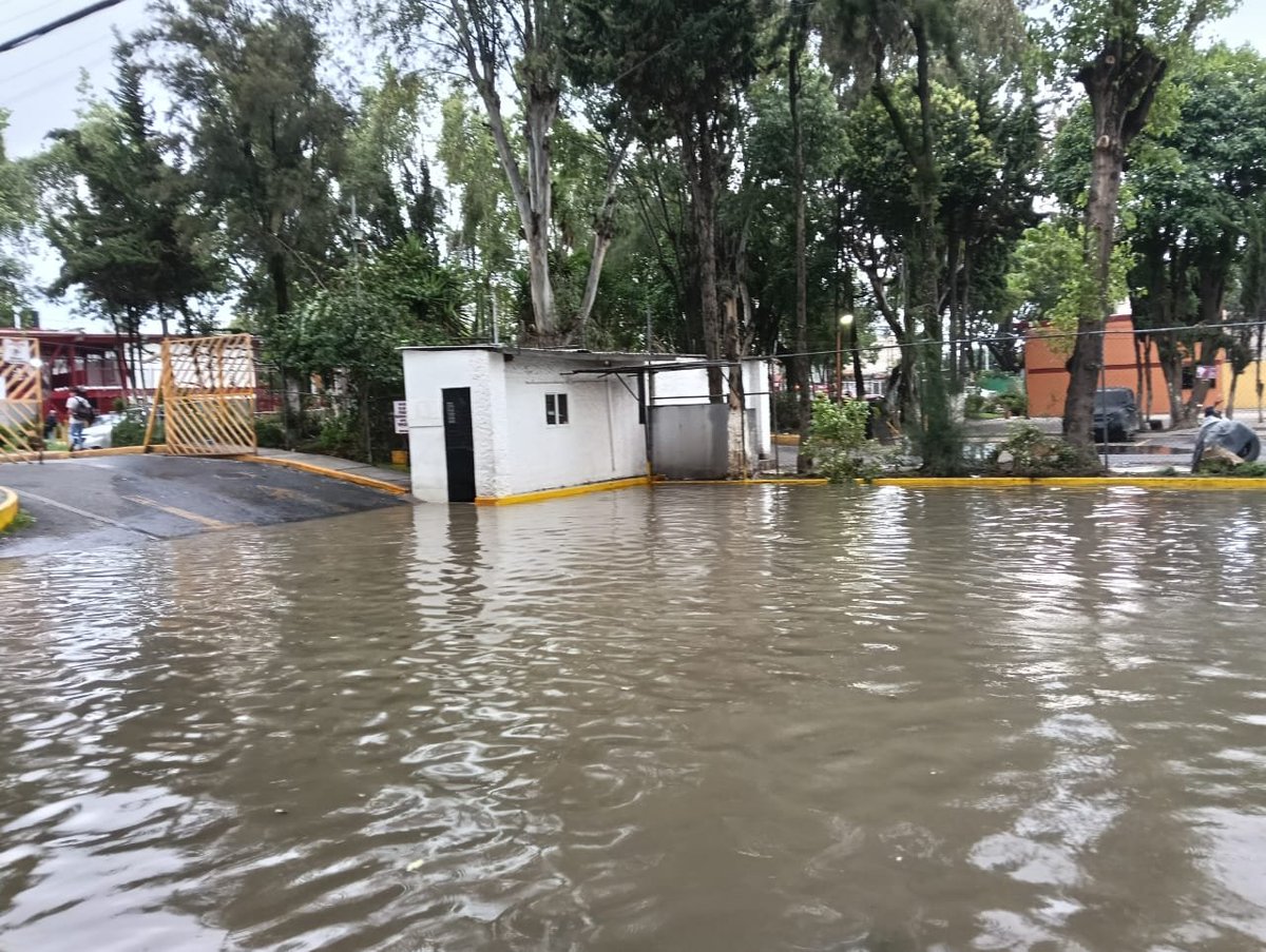 EdomexRed's tweet photo. Vecinos de la colonia Reyes #Iztacala en #Tlalnepantla nos comparten imágenes donde nuevamente se encuentran #inundadas sus calles y unidades #habitacionales. https://t.co/fukKhjumuE