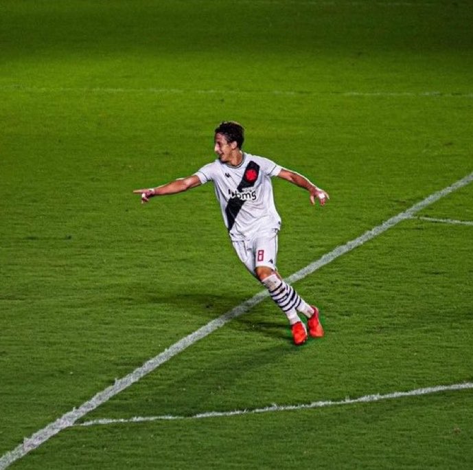 rodsilverio_'s tweet photo. Talvez alguém com um olhar mais sensível para o futebol perceba que tanto em Brasil x Japão quanto em Paraguai x Alemanha, havia dois jogadores muito jovens, extremamente comprometidos taticamente, que correram durante toda a partida e não deixaram de acreditar por um segundo.

Talvez não seja coincidência que ambos tenham algo em comum: são oriundos da forte base do Vasco da Gama.

Esse é o DNA do Vasco. 
E talvez seja por isso que quando as coisas apertam, é justamente a base que aparece para mudar os rumos. 💢