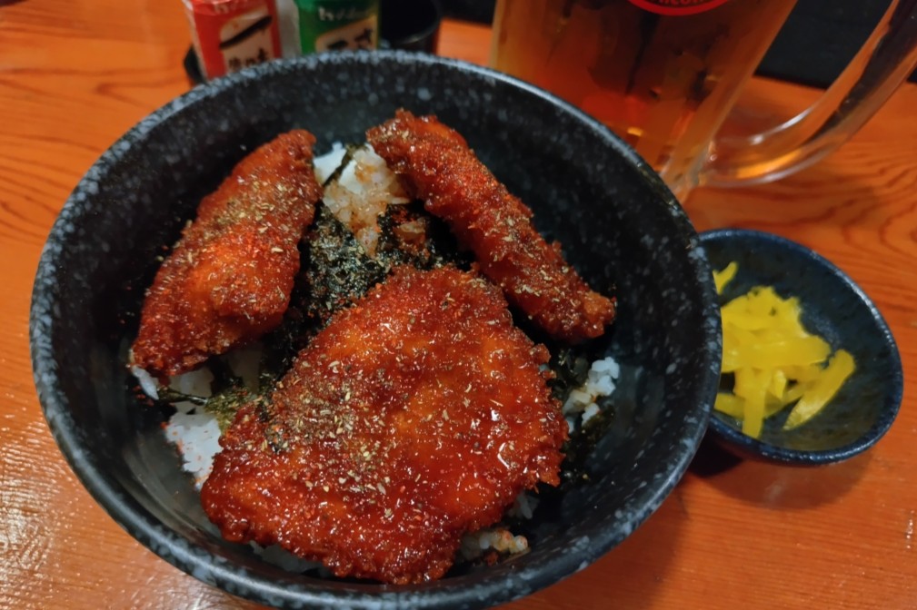 furo_sake's tweet photo. 深夜に食べてはいけないと知りつつも、、、
#鳥貴族 #エターナルホスピタリティジャパン
鳥たれかつ丼、メガ金麦
#チェーン飲み https://t.co/DhO8zopC2A