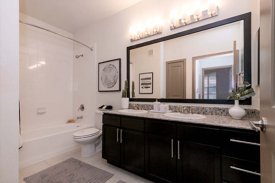 BrickRowApts's tweet photo. 🧳Extra storage at Brick Row Apartments! Whether it's in the kitchen, bath, closets - we got you covered.📦#brickrowapartments #ResidentPerks🔗https://t.co/y9TnR1g4Rm https://t.co/hKCWdzSiJT