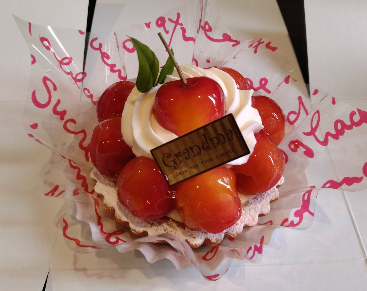 masa4041o's tweet photo. おはルビィ！
特に今日は予定もなく休養しに来ただけなんでまったりぶらぶらと(笑)
朝ごはん？は昨日買ったグランマさんのさくらんぼタルト
山梨産のさくらんぼ美味しかった！
タルトはやはり食べづらくかぶりつくしかないのよねw https://t.co/R3NO94EUgV