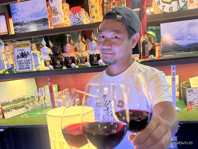 sayabangkok's tweet photo. 新記事🆙
📌Golf Bar Tok Nam &amp; Go Golf Shop

トンローとエカマイ(soi19)の間にできたバーがゴルフ好きに最高すぎる⛳️✨
1階はインドアゴルフ完備のバーで、氷がゴルフボール型！
2階は @gogolfthailand  の実店舗になってて、送別品やコンペの景品探しにガチで重宝するやつ🎁幹事さん必見です！ https://t.co/wBJ0zpsTnb