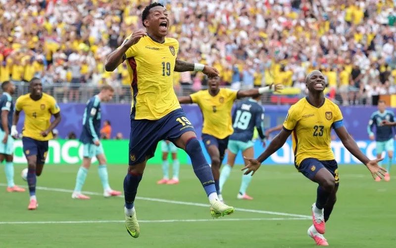 chapovargasj's tweet photo. No entiendo cuál es el sentido de muchos en disminuir el gran triunfo de Ecuador por esta eliminación de Alemania. 

Hoy Paraguay pasó por esfuerzo, garra y aguante. Logró llevar el partido a la zona donde más posibilidades reales tenía de pasar. 

Ecuador solo necesitó 90 minutos para superar a Alemania y ganarle!