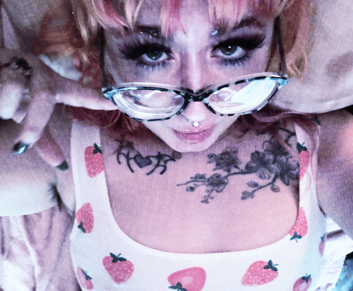 lostlarina's tweet photo. never-ending girl https://t.co/ho5IlXKtDT