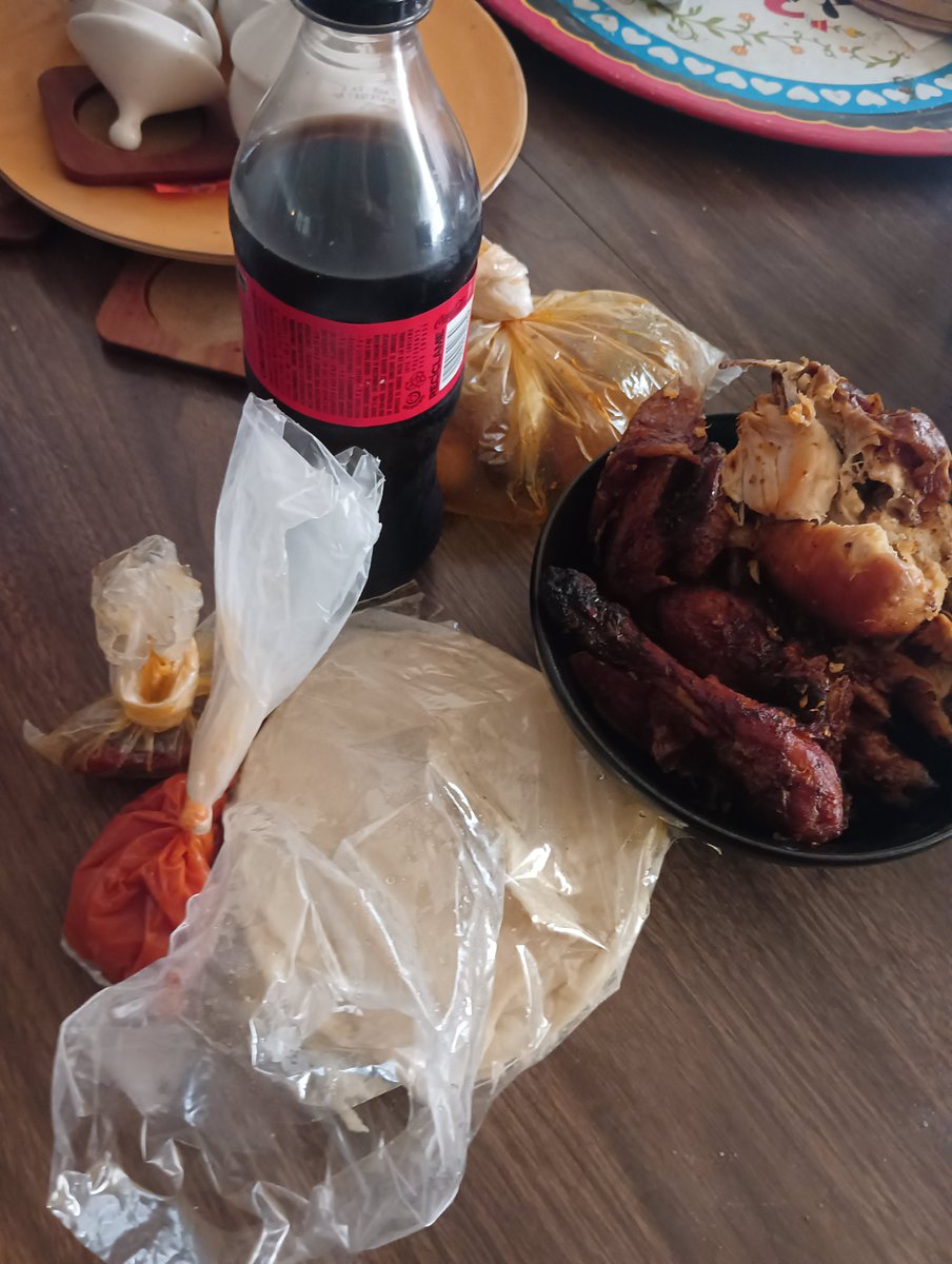 SaintsDio's tweet photo. Muchas gracias a @af_gdl por mandarnos un pollito (que definitivamente no fue mi pago por ayudar con el anuncio de 2XKO) que nos ganamos en la rifa completamente legal y para nada arreglada 💜 #AF26 #NepotismoFest #TambienMeGanéUnJersey https://t.co/ZNzVed09RG