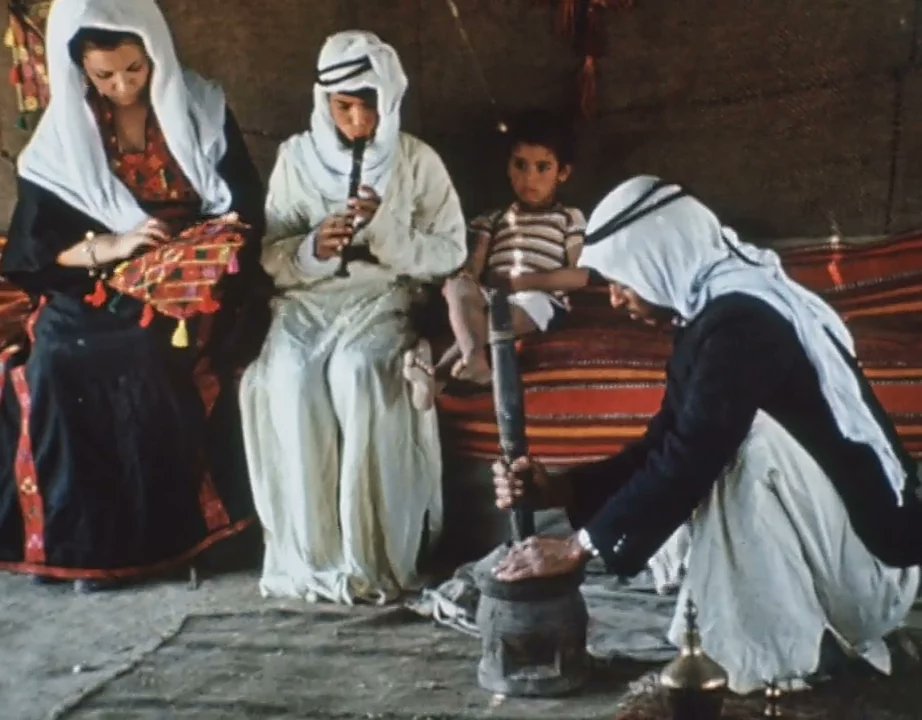 wana_visualss's tweet photo. 🇵🇸 A Palestinian Bedouin woman and her family, 1980's. https://t.co/5ij43t74Dz