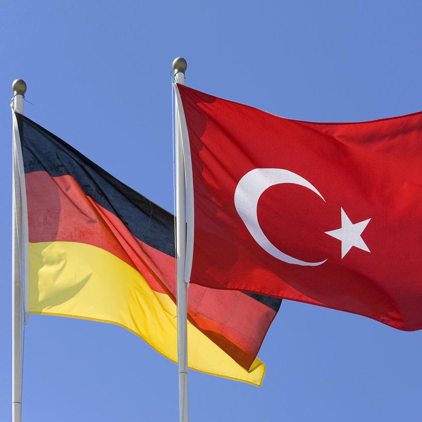 fussballgucken's tweet photo. - Beide gegen Paraguay rausgeflogen
- Beide haben einen Müll trainer mit ego problemen
- Beide haben einen Müll kapitän mit ego problemen
- Beide wollen fussball ohne Stürmer spielen
- Beide haben Fans die ihr Land maßlos überschätzen

Eine Freundschaft die für immer bleibt ❤️ https://t.co/3Wb2Zk3W3O