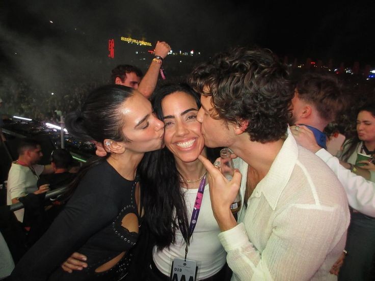 shawnmndessa's tweet photo. real photos of shawn mendes and dua lipa https://t.co/95XnQE1KGS