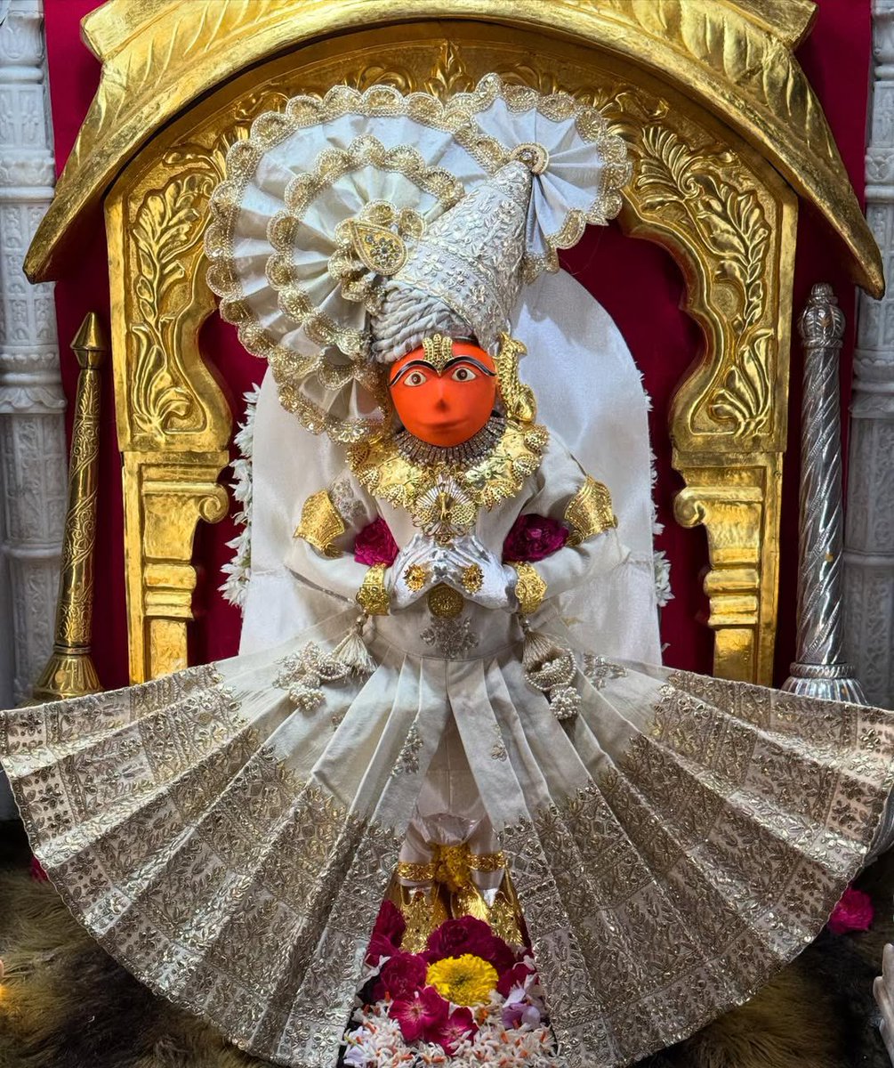 DrMohanYadav51's tweet photo. निश्चय प्रेम प्रतीति ते, विनय करैं सनमान।
तेहि के कारज सकल शुभ, सिद्ध करैं हनुमान॥

सुभाष चौक राजबाड़ा, इंदौर स्थित 'श्री रामभक्त हनुमान मंदिर' में विराजमान पवनपुत्र हनुमान जी की असीम अनुकंपा सदैव हम सभी पर बनी रहे, हर घर-आंगन में सुख-शांति और समृद्धि का वास हो; यही प्रार्थना करता हूं।