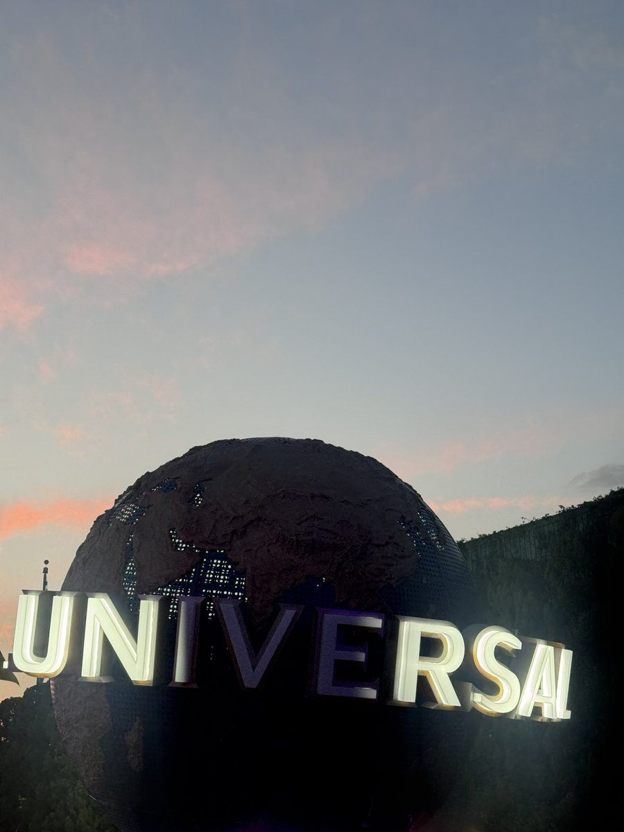 budzyi's tweet photo. usj was so magical (but holy shit are my feet dead) https://t.co/wOTKJifnD9