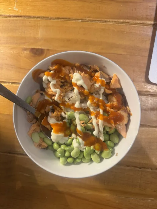 funplings's tweet photo. salmon chunks, edamame, rice, siracha, mayo. forgot to add furikake until halfway through finishing the bowl. #kitchencels https://t.co/JJGcOXy776