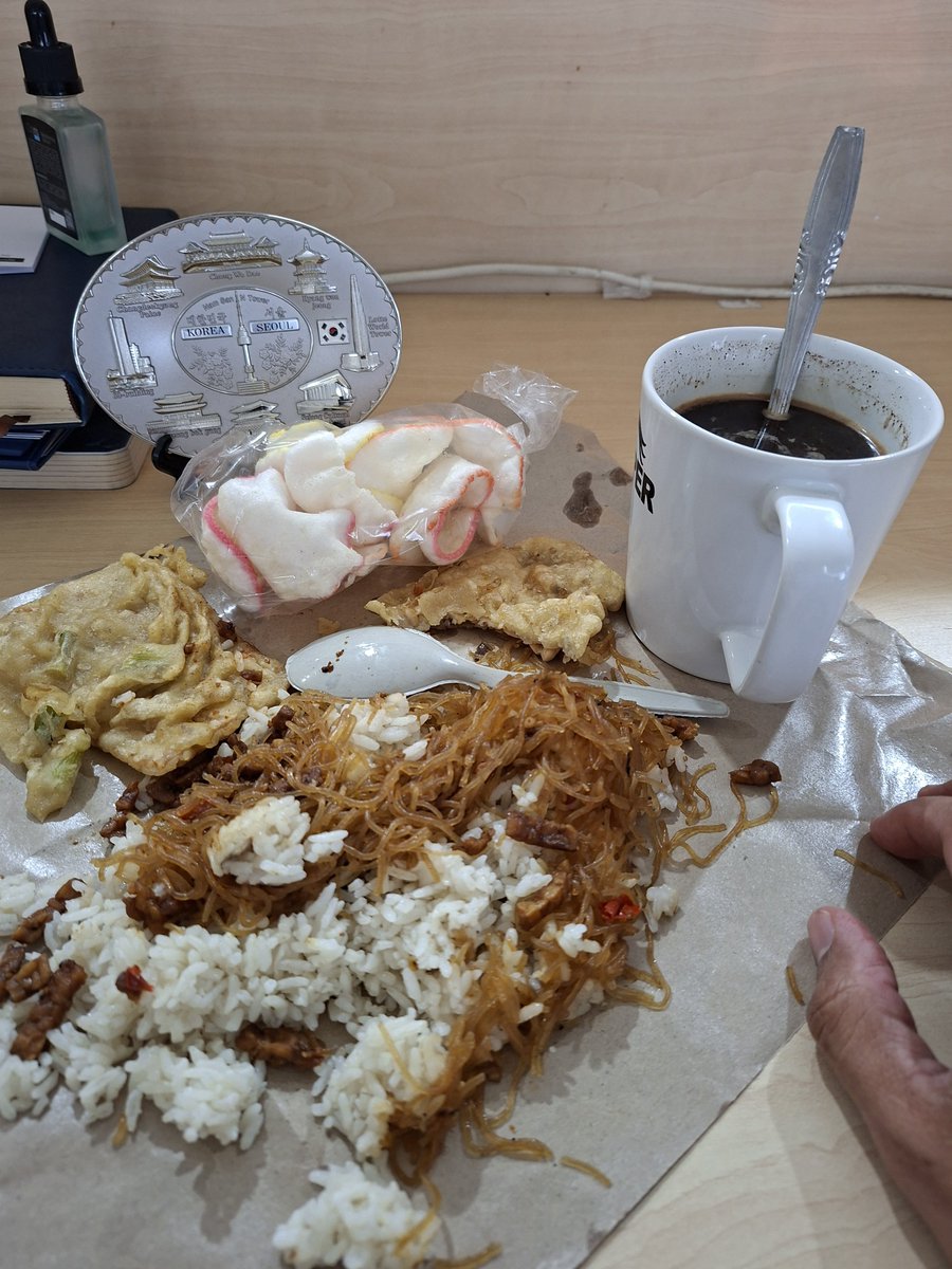 SuryantoArifin's tweet photo. Ok lah karena Jerman tersingkir dari Piala Dunia, sarapannya sembarang saja ..nasi uduk lauk tempe tepung sama kopi bikin sendiri.. #GermanyOut https://t.co/ikIoWnTJuy