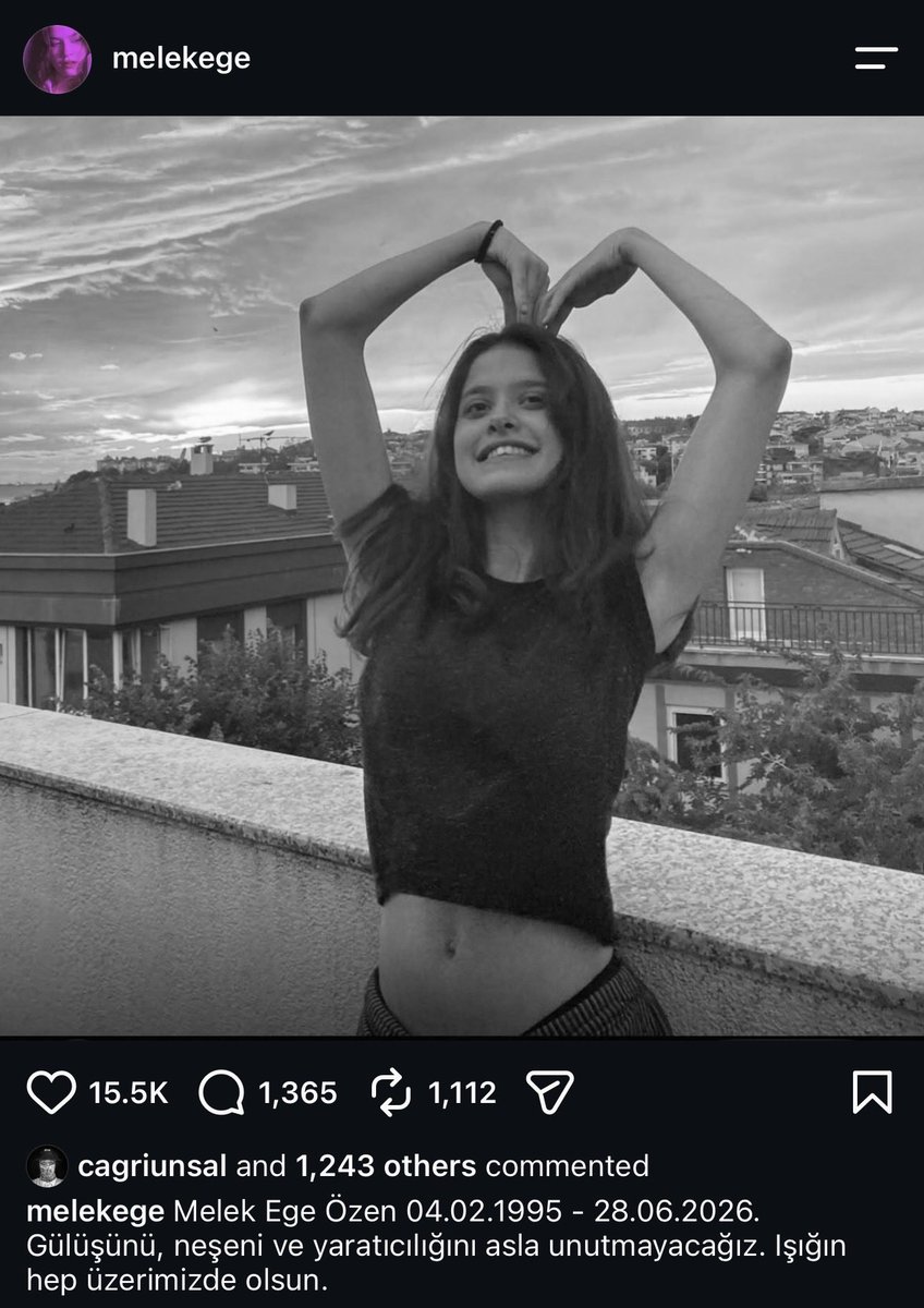 K2adir's tweet photo. Bugün çok değerli bir arkadaşımı kaybettim. Hiç anime izlemediğim için bana kendi en sevdiği klasiklerin dvd'sini yollamıştı, Amerikadaydim, doğum günüm için evime pasta yollamıştı. Son senelerde hem onun hem benim işlerimin yoğunluğu sebebiyle eskisi kadar konuşamıyorduk ama seni tanıdığım için çok mutluyum. 

Evimde bi yerlerde hala benim için çizdiği resimler, yaptığı oyuncaklar duruyor. Senin gibi birini bir daha tanır miyim gerçekten bilmiyorum 🫠