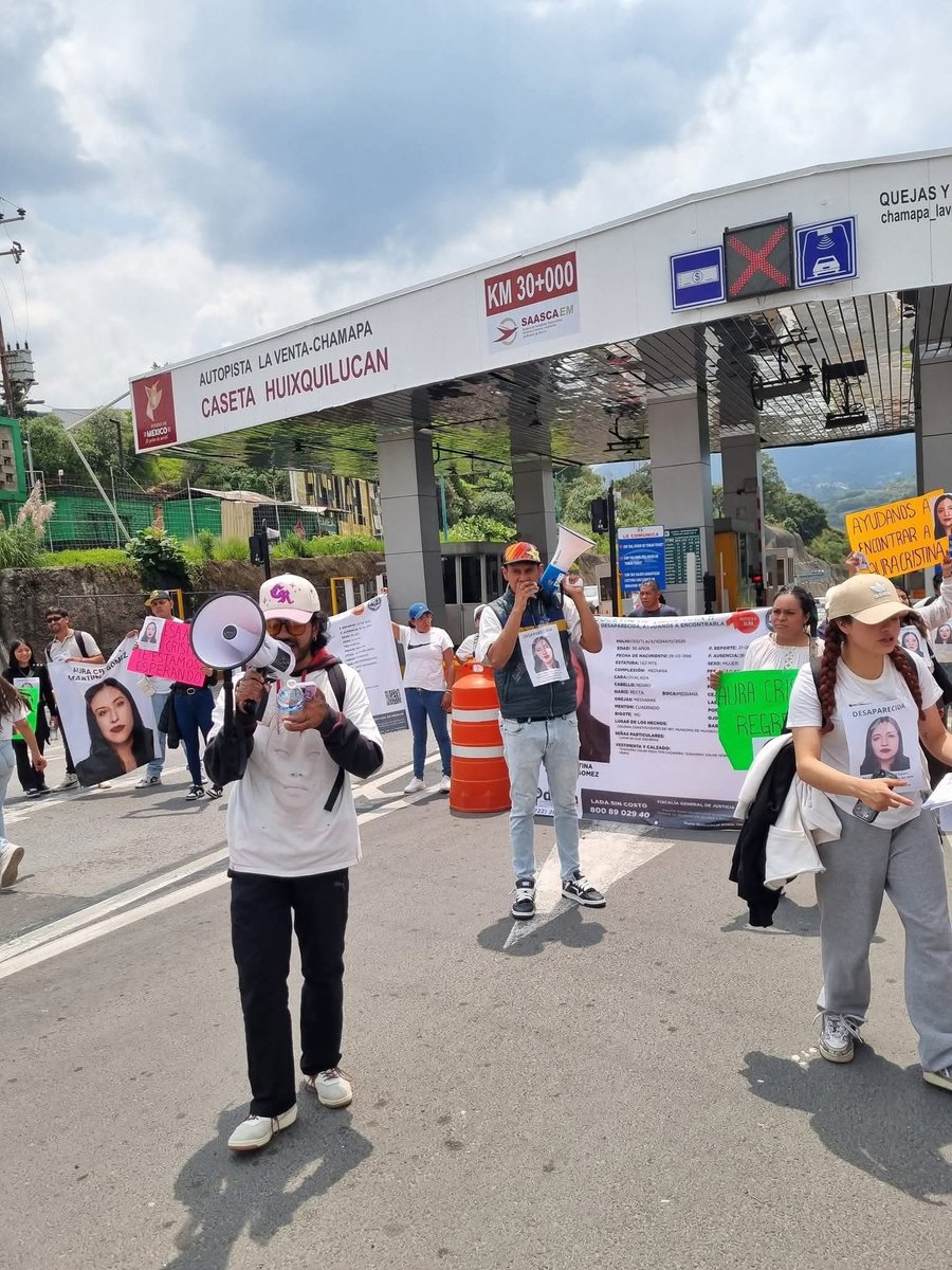 MarioBeteta's tweet photo. #Edomex | Manifestantes tomaron la caseta de Huixquilucan para exigir la localización de Aura Cristina Martínez Gómez, desaparecida desde el 18 de junio de 2026.

📌 Fue vista por última vez en la colonia Constituyentes 1917, en Huixquilucan. https://t.co/fmofiLMcKH
