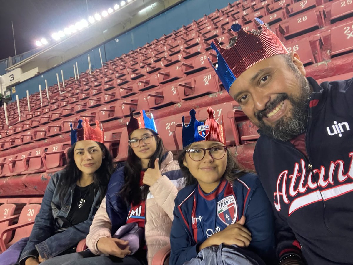 memelounge's tweet photo. @Atlante Soy un atlantista que tuvo la suerte de tener solo niñas (2 hijas y sobrina) son apasionadas igual que yo, anhelo que podamos compartir un mundial juntos https://t.co/ebYspXe7UE
