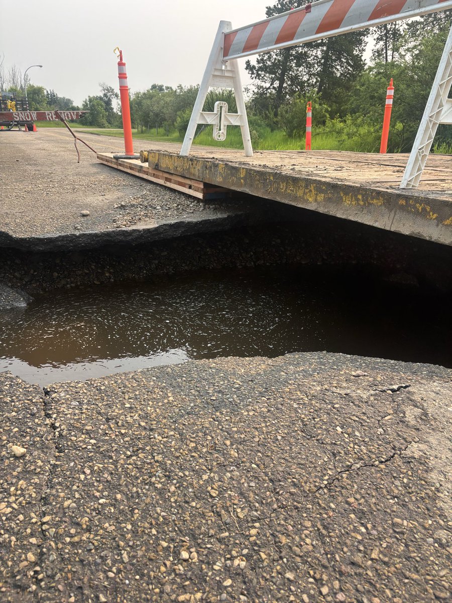 MavyGeorgia's tweet photo. Sink holes and side roads! #worklife #fuckoffrain https://t.co/zuJuTI9eJ3