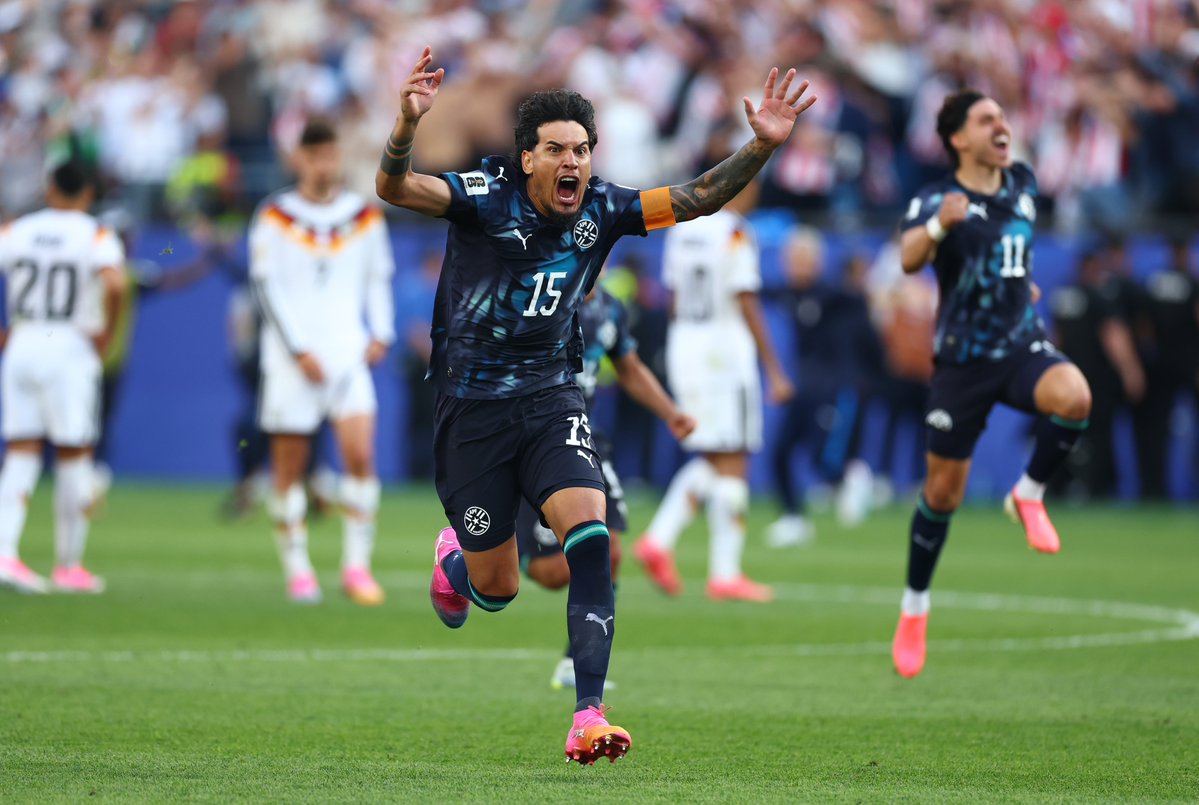 fifacom_es's tweet photo. ¡Paraguay hace historia! 🇵🇾 

Tras marcar su primer gol en una fase de eliminación directa por #CopaMundialFIFA, venció a Alemania por penales y está entre los mejores 16 del torneo. https://t.co/aDMYERTyfe