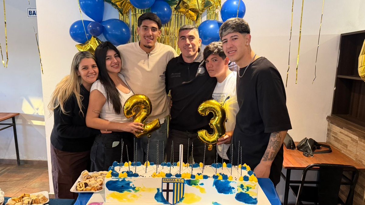 guglielm87's tweet photo. #Troilo festeggia i suoi 23 anni con una torta gialloblù e lo scudo del #Parma. Il suo nome è sul taccuino di molte squadre, la sua volontà - per ora - è quella di rimanere al Parma per almeno un altro anno. In caso di offerte irrinunciabili deciderà con il club
#calciomercato https://t.co/5cLDG38CRG