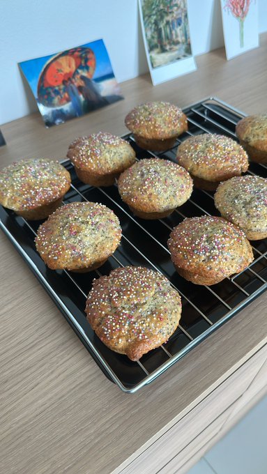 🌸 VirtualGeisha 🌸 @ Free 0F - 2 pic. Lately when I feel stressed I enjoy cooking/baking as a form of self care 😌Here are some lemon poppy seed muffins I made! https://t.co/4V8Ryr9epu