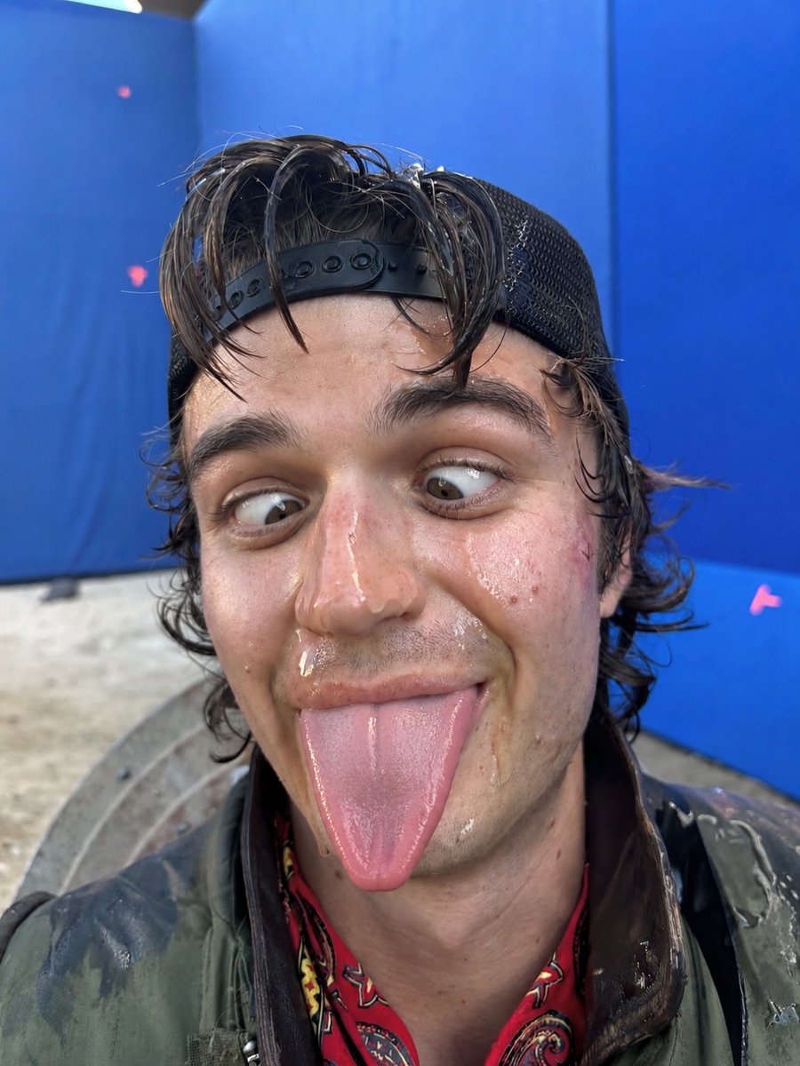 goonxtard's tweet photo. joe keery gooning hard https://t.co/FxWOxuqY8p