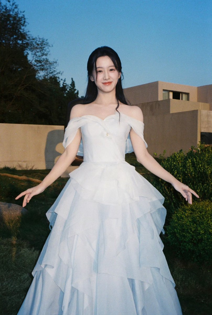 shanqgen's tweet photo. when the world turns blue and everything feels like a fairytale, i hope your night is filled with gentle stars and sweet dreams. https://t.co/LbfodtxrhJ