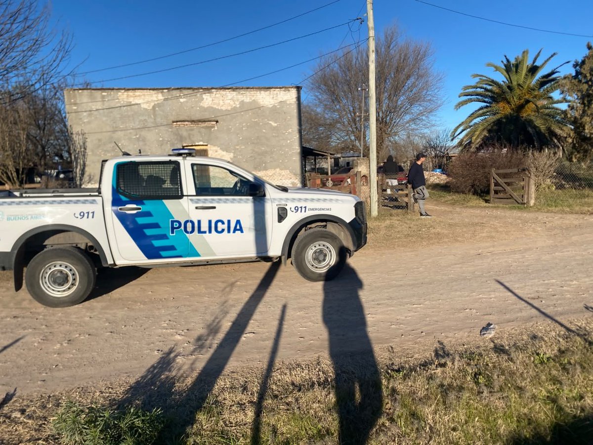 seguridadch's tweet photo. Homicidio de Abraham Laguna: detuvieron en Carmen de Areco al presunto autor del crimen

La investigación por el homicidio de Abraham Laguna, el joven de 18 años hallado sin vida en un descampado de Chivilcoy, tuvo un rápido avance con la detención del presunto autor del hecho.

Según informó la Secretaría de Seguridad, este lunes por la tarde personal del Gabinete Técnico Operativo de la Policía Comunal llevó adelante un allanamiento en la localidad de Carmen de Areco, donde fue detenido Derlis Eduardo Montani, de 37 años, domiciliado en Chivilcoy, acusado de ser el autor del homicidio.

El imputado quedó alojado en una dependencia policial fuera del ámbito de Chivilcoy, a la espera de su traslado a sede judicial. En uno de los domicilios allanados se lograron incautar proyectiles de distinto calibre

Desde la Secretaría de Seguridad destacaron el trabajo realizado por el Gabinete Técnico Operativo de la Policía Comunal, la Subdelegación Departamental de Investigaciones (DDI) Chivilcoy y el resto del personal policial que intervino en la investigación, en coordinación con la UFI N.º 3 del Departamento Judicial Mercedes, lo que permitió establecer el paradero del sospechoso y concretar su detención.

Si bien el hecho fue esclarecido con la identificación y arresto del presunto autor, las autoridades indicaron que la investigación continúa bajo la órbita de la Justicia para avanzar con las diligencias correspondientes.