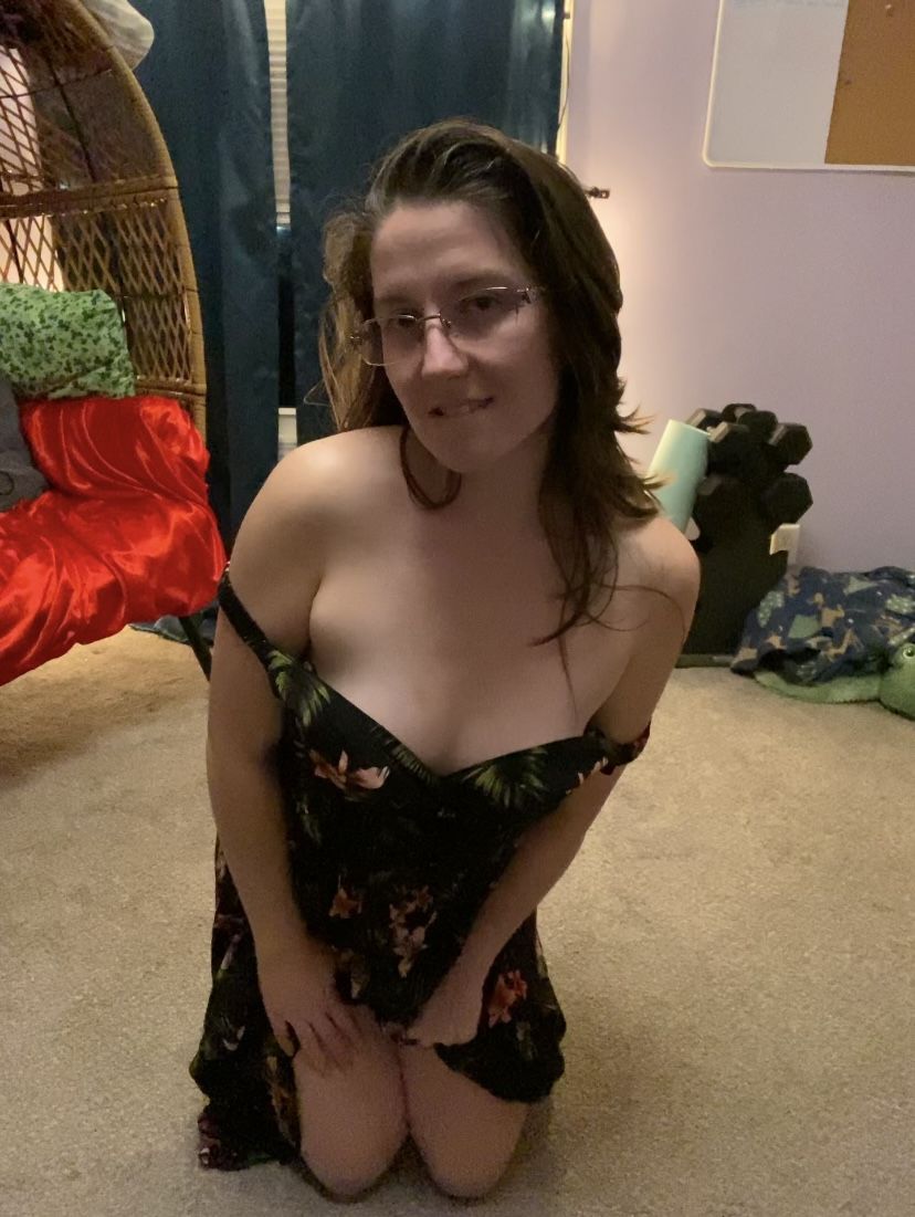 Jack7v5's tweet photo. Just a slut on her knees like always https://t.co/GvHQbpDmDv