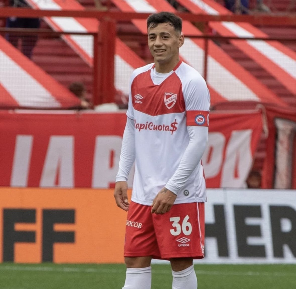 CLMerlo's tweet photo. 🚨Ariel Gamarra es nuevo refuerzo de Cerro Porteño. 
*️⃣Argentinos Juniors vendió la totalidad del pase en u$s 1M, pero se queda con una plusvalía del 50% de una futura venta. El futbolista firmará por 3 años. 
ℹ️Sobre la base de @ArrigoNehuen. #TratoHecho https://t.co/h1kVvxjrEw