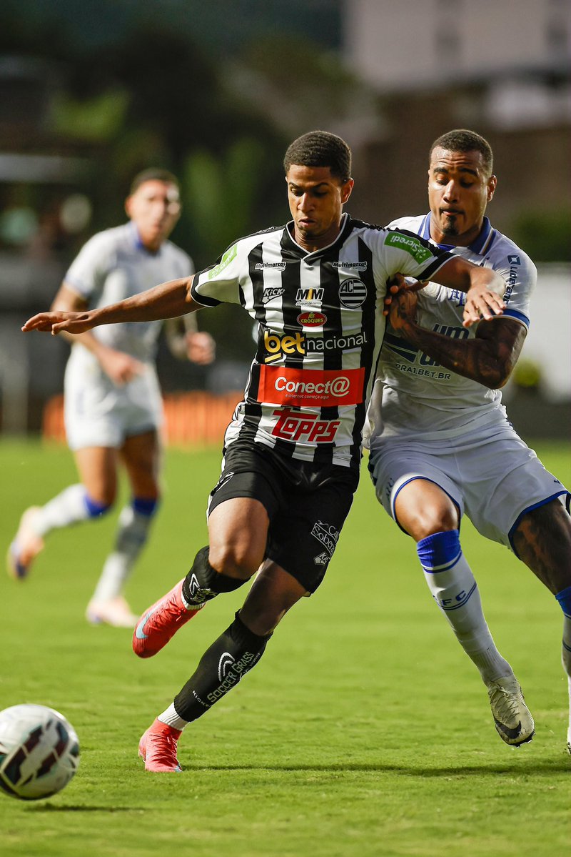CriasdaToca's tweet photo. 🌟 #CriaDaToca, o atacante Luís Fernando fez ontem sua estreia como jogador profissional na vitória do Athletic por 1-0 sobre o Avaí. Pela base estrelada, Luís permaneceu de 2022 até o final de 2025, tendo ficado 1 ano e 6 meses parado por conta de um LCA sofrido em 2023. https://t.co/seQXSqkCHz