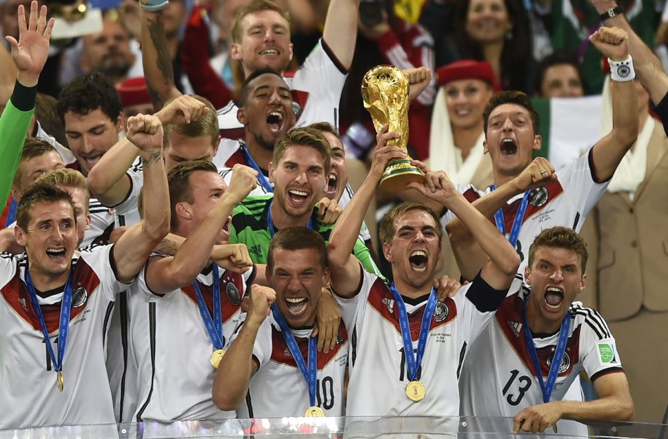 ActuFoot_'s tweet photo. Et depuis cette image, l’Allemagne n’a plus jamais gagné un match en phase finale de Coupe du monde. 🇩🇪❌ https://t.co/Jt6EfZ5Oxw
