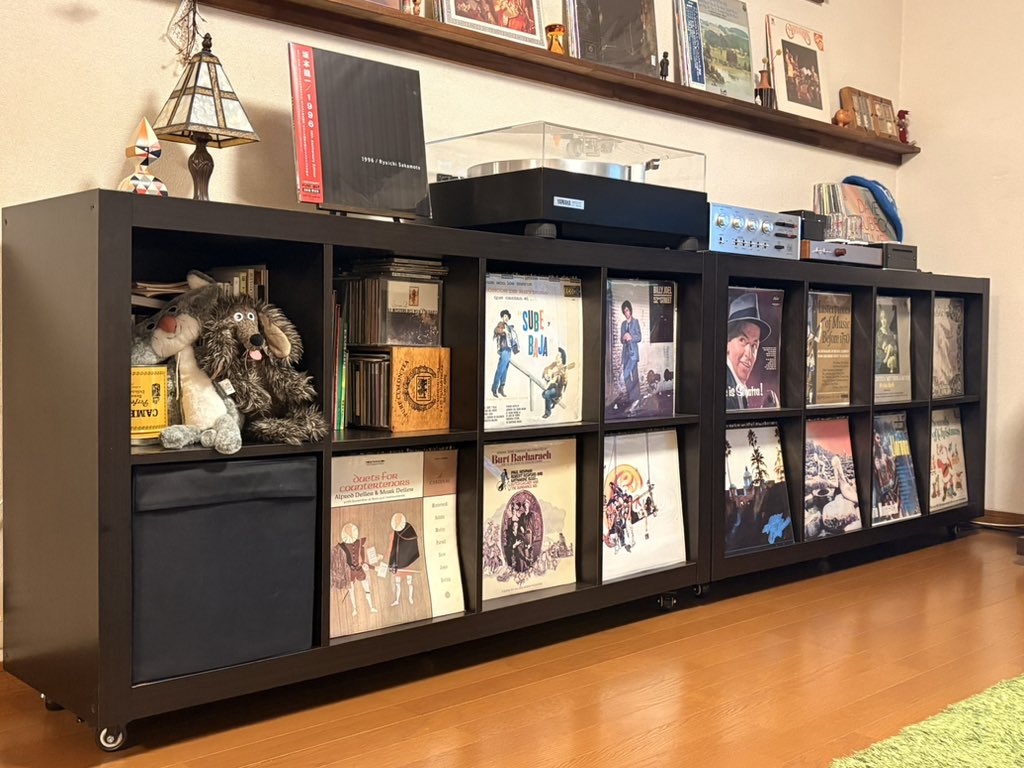 Sdl07kamono's tweet photo. @_Akira_Yamanaka レコ部屋に収まり切れなくてリビングにはみ出したやつ（AOR/Black)にこの棚を使ってます。😅
背面にボードを貼り、移動して掃除可能なようにキャスターも付けました。😆 https://t.co/24pSKNYpLb