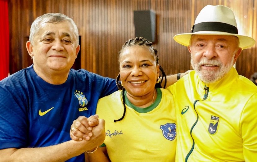 ericksalzerr's tweet photo. “Seleção do Lula” tá forte:

🧢 José Guimarães do caso dos “dólares na cueca”, em que um assessor foi flagrado com US$ 100 mil e R$ 209 mil. O deputado foi investigado, mas o processo terminou sem condenação.  

🎤 Margareth Menezes alvo de questionamentos por shows e contratos, incluindo cachê de R$ 290 mil e discussões envolvendo projeto de R$ 1 milhão via Lei Rouanet. Não há condenação por corrupção.

Só falta anunciar o técnico… 😅
O descondenado mais famoso do país! É tudo pago com dinheiro do Jumento Petista que estava trabalhando pra ver se paga pelo menos a abóbora pro almoço. 🤡