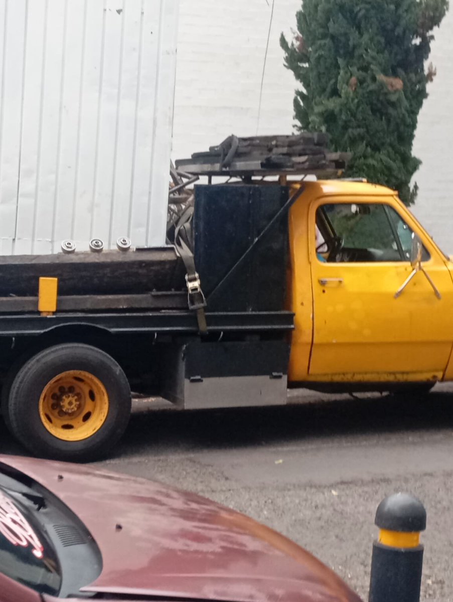 Reporteurba's tweet photo. BUENAS TARDES PARA REPORTAR GRUA QUE ESTA BAJANDO PUESTO NETALIC , QUW USTEDES RETIRARON HACE TIEMPO YA ES ELMSEGU DO QUE VIENWN A DEJAR NUEVAMENTE, POR FAVOR MANDEN A ALGUIEN , NO OIEDE SER TANTA IMPUNITAD ANAXAGORAS APROX ALTURA 341 CASI ESQ XOLA .
@AccionesBJ @ColoniasdeBJ @ https://t.co/sCWwo0lDsI