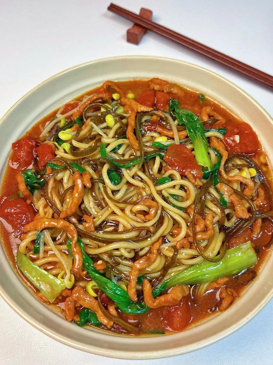 Samerellaaa_'s tweet photo. The 2 a.m. ramen stall on the corner still steams—warm broth, chewy noodles, a tiny bowl of pickles. Tonight’s secret: extra scallions, just for the tired guy who walked in alone. https://t.co/TKoC0rD1Vz