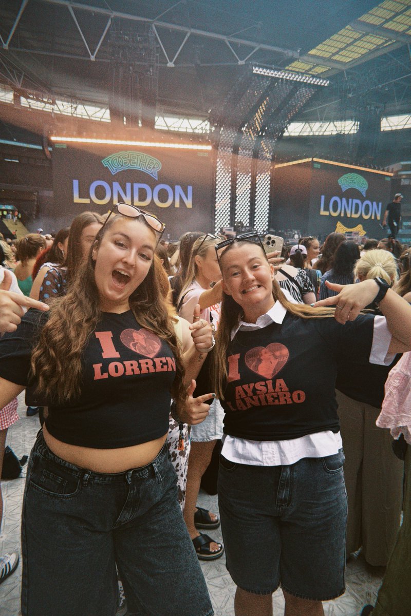 parkerthomasfc's tweet photo. Aysia &amp; Lorren fan club rise🕺🏻 https://t.co/Cq8Jne6vJR
