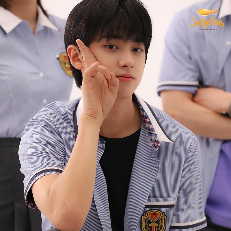 vita_ming0312's tweet photo. 여름이니깐 하복 입은 민규가 보고싶어서 파묘함 파랑과 흰색은 실패가 없음 잘생겼다 하 청국고 겨울에 찍어서 하복 없는거 왜케 아쉽지 잘생긴 하복 민규 더 보고싶다.... https://t.co/7NmPe5I9eu