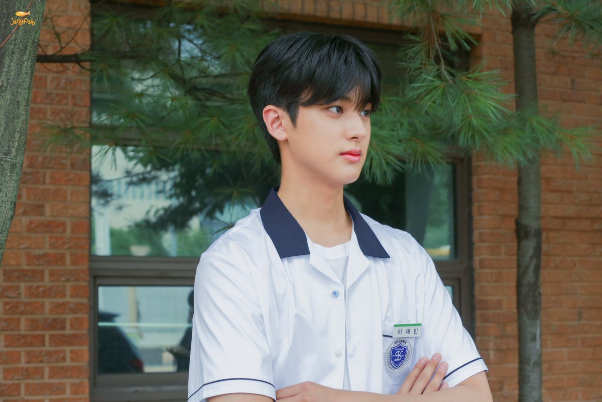 vita_ming0312's tweet photo. 여름이니깐 하복 입은 민규가 보고싶어서 파묘함 파랑과 흰색은 실패가 없음 잘생겼다 하 청국고 겨울에 찍어서 하복 없는거 왜케 아쉽지 잘생긴 하복 민규 더 보고싶다.... https://t.co/7NmPe5I9eu