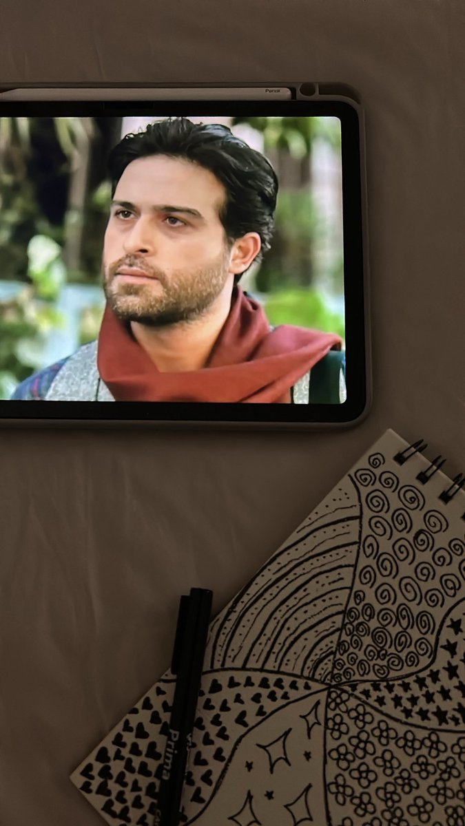 pixrii's tweet photo. حزنٌ أعمى مثلُ هذا الليل 
الذي لا استطيع رغم ضوءِ القمر 
تبديدُ ظلمته الباردة من سُبات روح

-عُروة https://t.co/qv8cqNCrYw