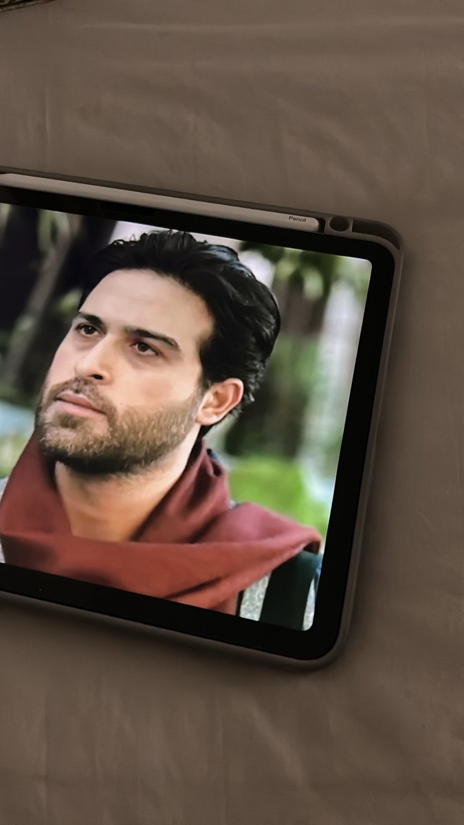 pixrii's tweet photo. حزنٌ أعمى مثلُ هذا الليل 
الذي لا استطيع رغم ضوءِ القمر 
تبديدُ ظلمته الباردة من سُبات روح

-عُروة https://t.co/qv8cqNCrYw