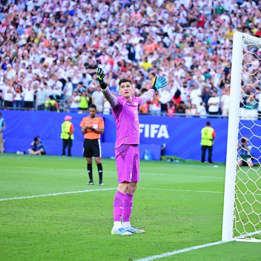 ammandev's tweet photo. 🇨🇻 Vozinha
🇨🇼 Eloy Room
🇮🇷 Alireza Beiranvand
🇵🇾 Orlando Gill

The GUARDIANS of the World Cup.

Showing us all exactly what it takes and means to be a goalkeeper on the biggest stage. 💪 https://t.co/syAvoiUjIV