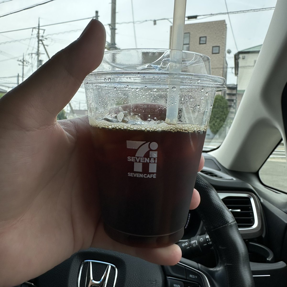 creativetree_P's tweet photo. 久しぶりにセブンのアイスコーヒー Rサイズを買ったけど、こんなに少なかったっけw https://t.co/3c88jD9onG