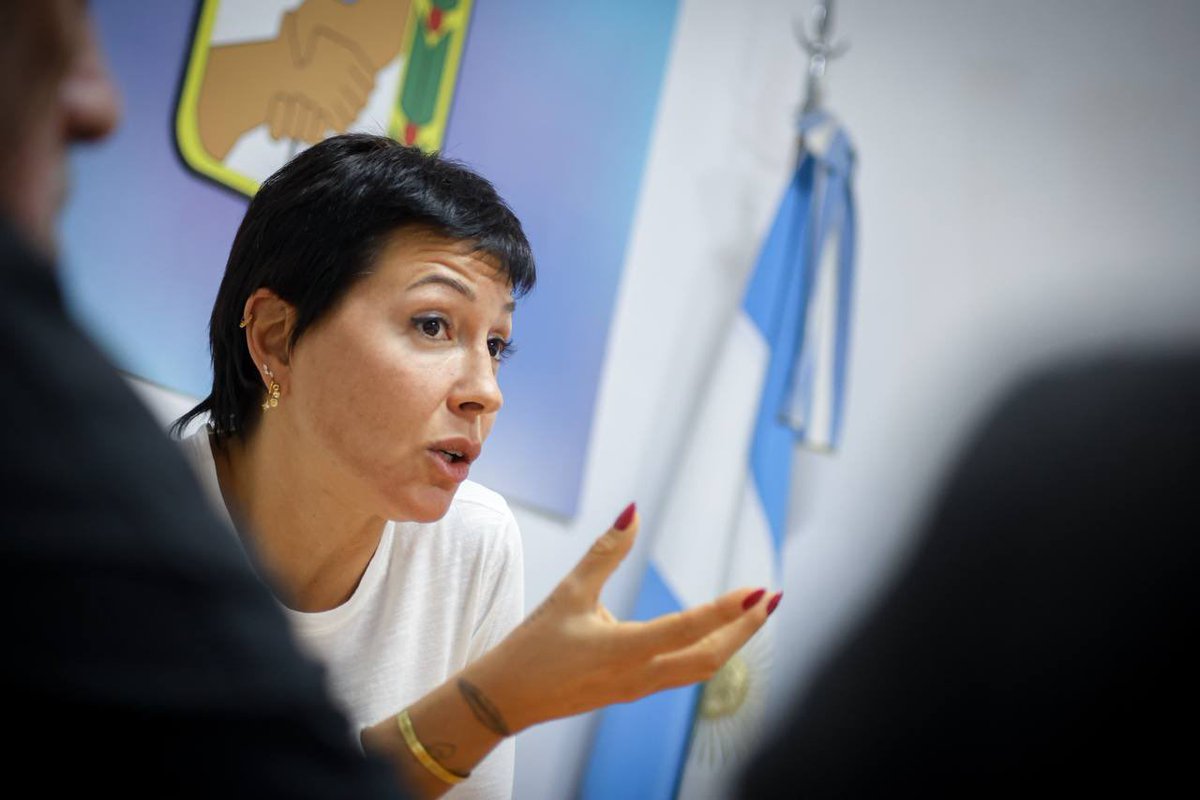 mayrasmendoza's tweet photo. Reunión en el @Pj_Quilmes.

Somos militantes políticos porque creemos que la historia se transforma cuando un pueblo se organiza. No está en nuestra naturaleza quedarnos de brazos cruzados mientras millones de argentinos y argentinas sufren las consecuencias de un modelo que destruye el trabajo, la producción y la salud mental. 

Tenemos la responsabilidad de construir una alternativa para recuperar la Argentina. Y para frenar a Milei, hay una condición indispensable: Cristina libre. Porque defender su libertad es defender la democracia y la posibilidad de que nuestro pueblo vuelva a tener un proyecto de país con justicia social.